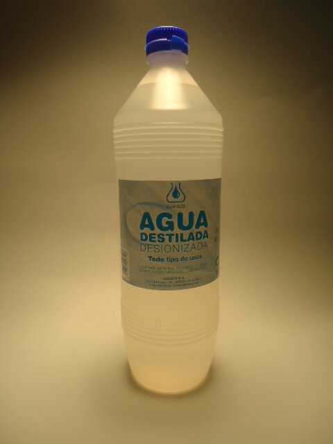 Agua destilada. Botella de 1 litro